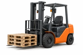 Montacargas naranja con tarimas de madera